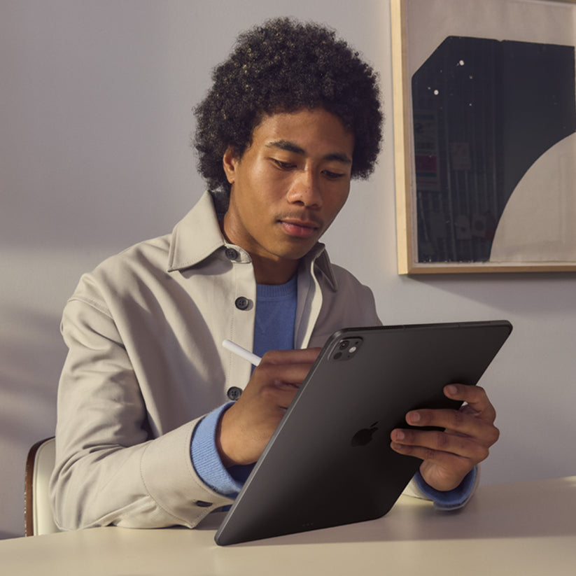 iPad_Pro_13-in_M5_WiFi_Space_Black_Silver_PDP_Image_Position_5__WWEN